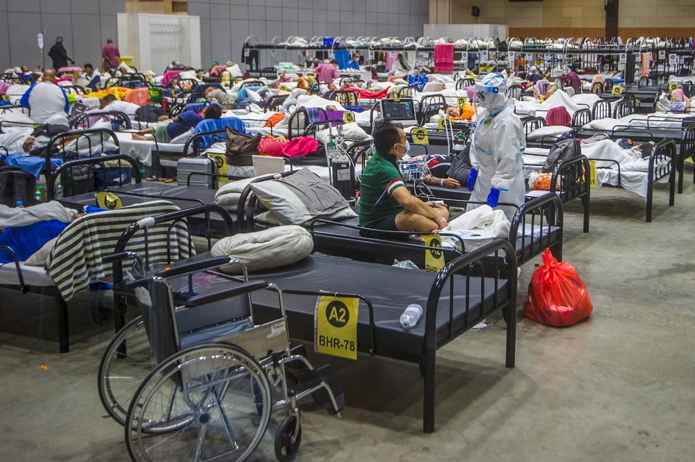A health worker speaks to a patient at the Covid-19 Low-Risk Quarantine and Treatment Centre (PKRC) at the Malaysia Agriculture Expo Park (MAEPS) 2 in Serdang May 19, 2021. — Picture by Shafwan Zaidon