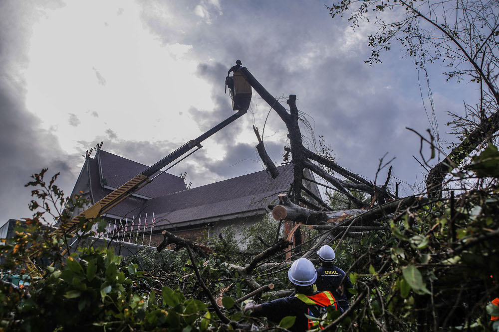 A Kuala Lumpur Fire and Rescue Department spokesman said rescue personnel received an emergency call around 3.21pm and sent a team to the scene immediately. — Picture by Hari Anggara