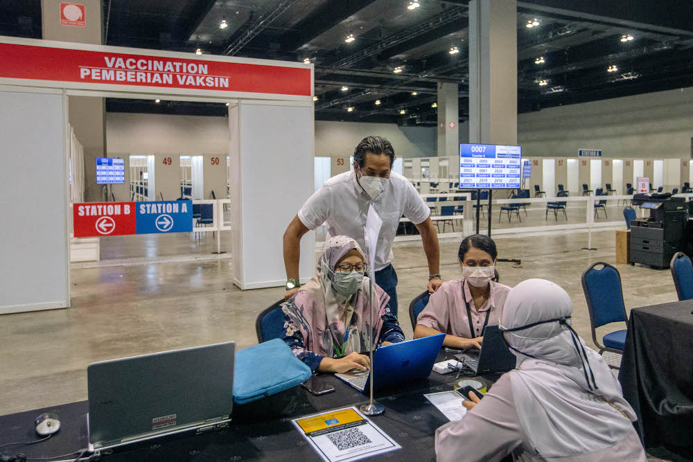 Minister of Science, Technology and Innovation Khairy Jamaluddin during a visit to vaccination centre at  the Malaysia International Trade and Exhibition Centre in Kuala Lumpur May 30, 2021. u00e2u20acu201d  Picture by Firdaus Latif