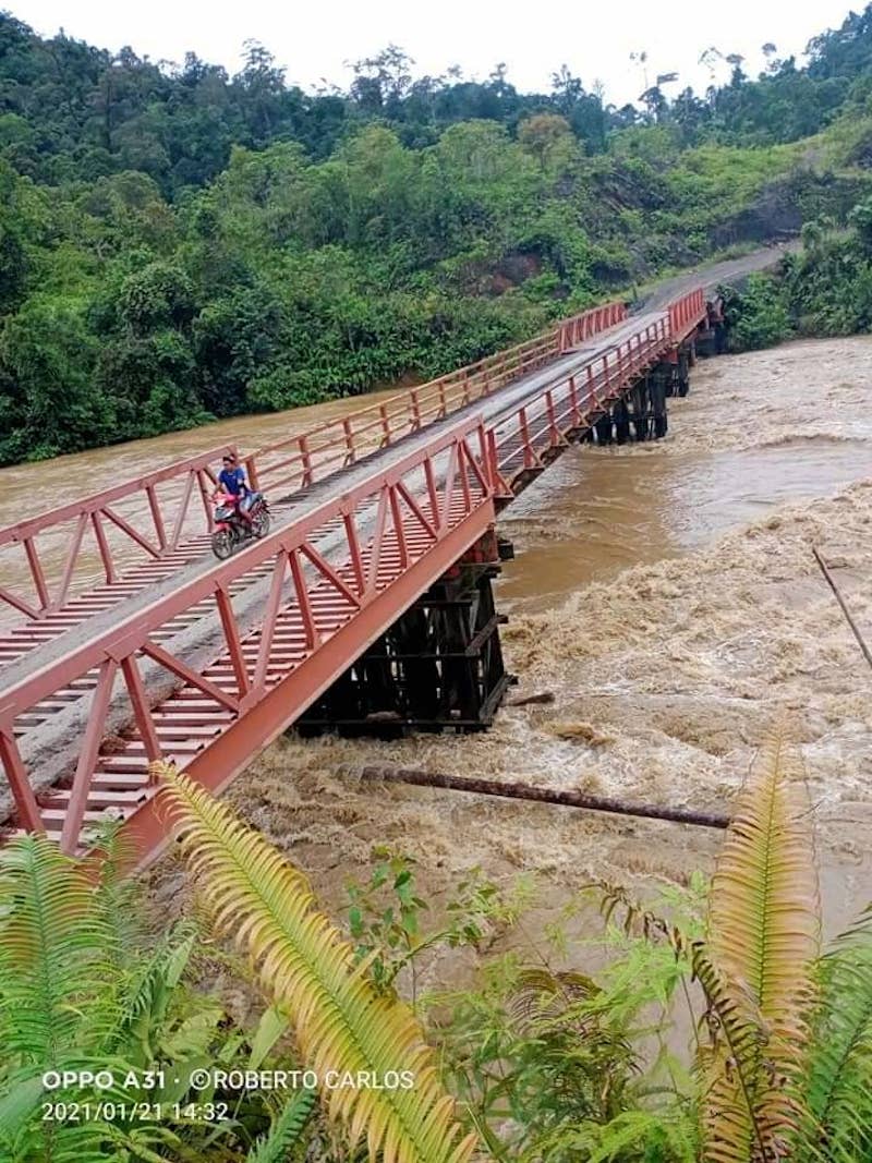 The only bridge connecting Long Kawa and six other villages with Long Lama town before it was swept away by strong currents on Thursday. u00e2u20acu201d Picture via Borneo Post Online