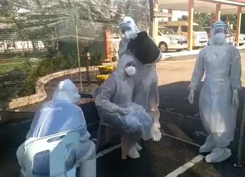 Jery (sitting down while water being poured) said that he felt as though he was going to pass out a few days ago. u00e2u20acu201d Screengrab via Twitter/Jeryu00e2u0081u00b7| the multifandom fanboy