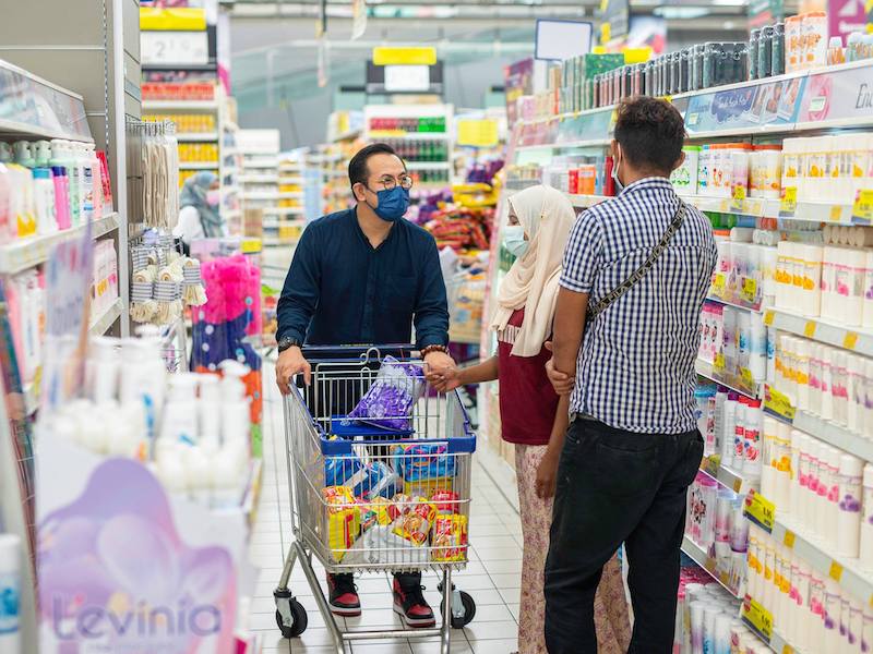 Sim took the couple shopping to stock up on essential items for the next two weeks ahead of the full lockdown. u00e2u20acu201d Picture from Facebook/Steven Sim