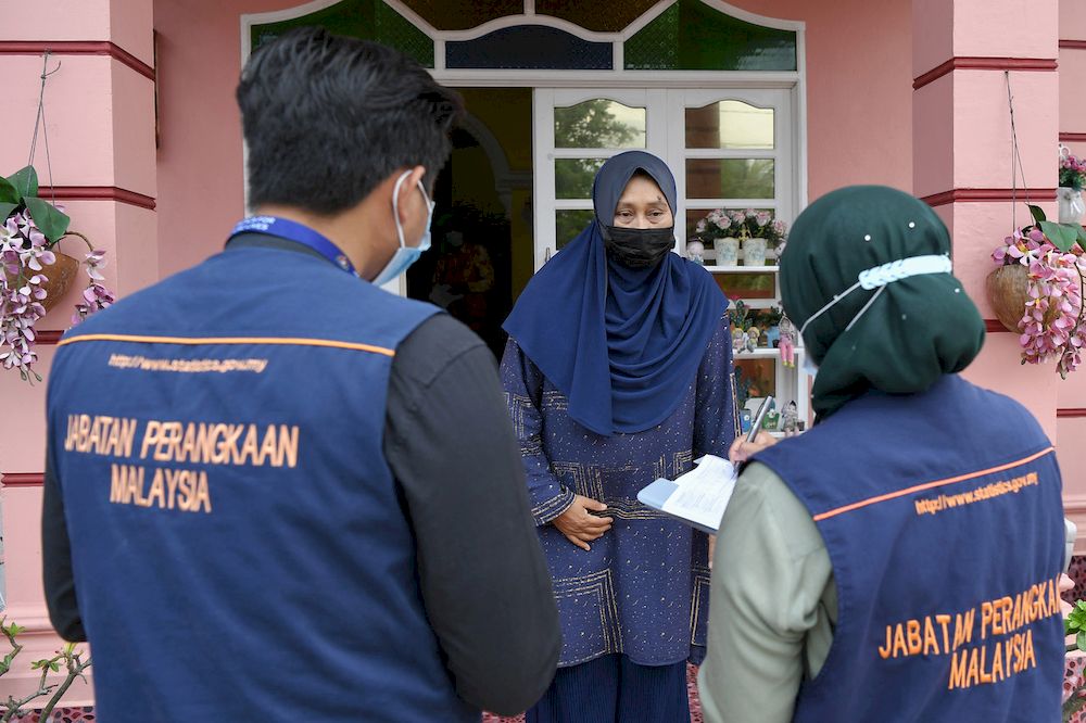 Enumerators of the Department of Statistics taking data from the family of Faizah Che Ali, during the census operation in Kampung Baru Seberang Takir, Kuala Terengganu, April 28, 2021. u00e2u20acu201d Bernama pic