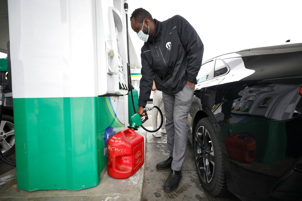 A local resident fills up a portable gas container as demand for gasoline surges following the cyberattack that crippled the Colonial Pipeline, in Durham, North Carolina May 12, 2021. u00e2u20acu201d Reuters picnn