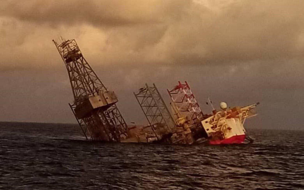 The incident took place at about 2.45pm when the rig was being positioned at Salam-3, about 260km offshore Miri and their Emergency Response Team had been mobilised soon after all the personnel were ordered to evacuate. u00e2u20acu201d Picture from Twitter/bernamadot