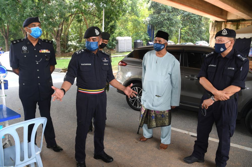 Datuk Razarudin Husain (second from left) visits police personnel manning a roadblock on Lebuh Sentosa, Putrajaya on the first day of Raya May 13, 2021. u00e2u20acu201d Bernama pic 