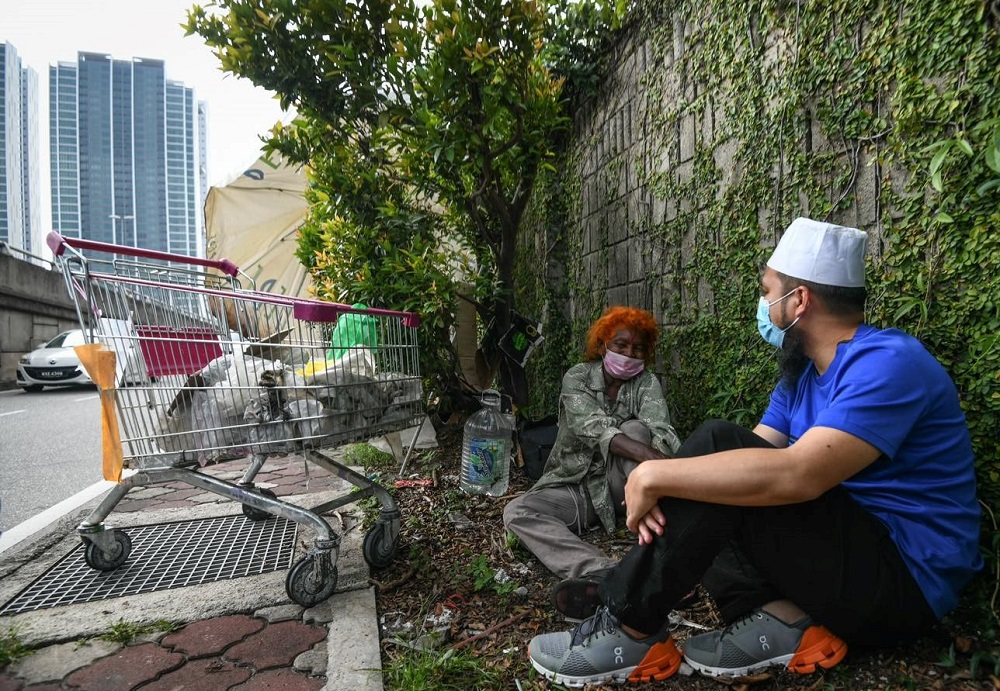 Lew was shocked to know that Maaletchmy had been sleeping under a tree for the past 14 years. u00e2u20acu2022 Picture via Facebook/EbitLew