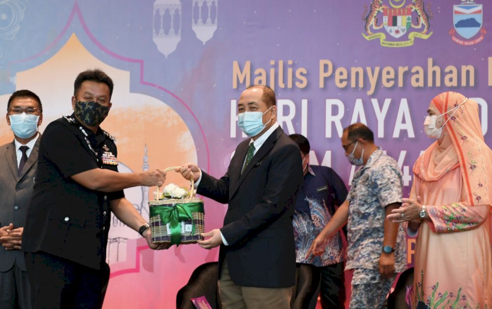 File picture shows Sabah Chief Minister Datuk Hajiji Noor (third left) presenting raya cakes to Sabah Police Commissioner Datuk Hazani Ghazali at the Hari Raya Aidilfitri cake handover ceremony, Kota Kinabalu, April 29, 2021. u00e2u20acu201d Bernama pic