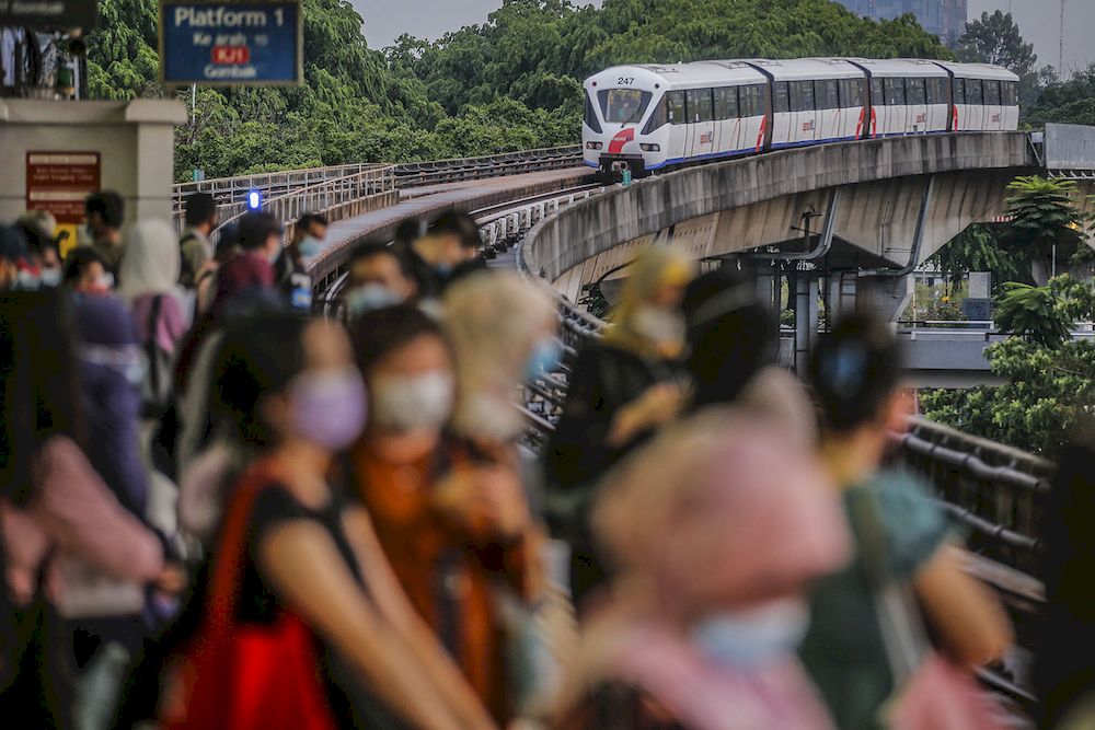 A general view during the commuting peak hour at Pasar Seni LRT station May 25, 2021. u00e2u20acu2022 Picture by Hari Anggara