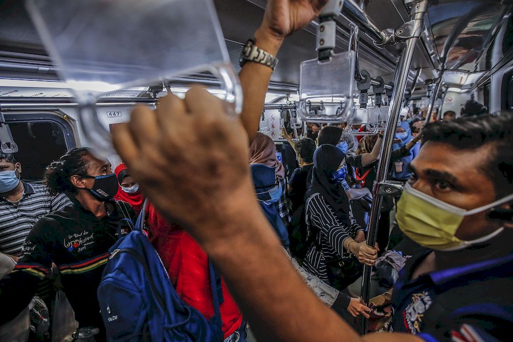 A general view during the commuting peak hour at Pasar Seni LRT station May 25, 2021. u00e2u20acu2022 Picture by Hari Anggara