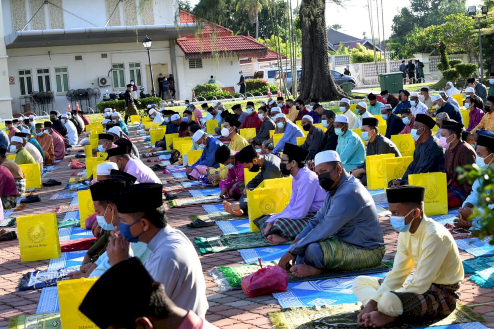 Some locals performed the Aidilfitri prayers at Dataran Istiadat, Istana Arau compound where Raja Perlis Tuanku Syed Sirajuddin Putra Jamalullail also consented to perform the Aidilfitri prayers with the people, Arau, May 13, 2021. u00e2u20acu201d Bernama pic