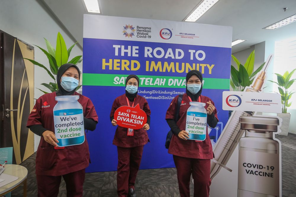 Health workers pose for pictures after receiving the second dose of Pfizer-BioNTech Covid-19 vaccine at the KPJ Selangor Specialist Hospital in Shah Alam May 25, 2021. u00e2u20acu201d Picture by Yusof Mat Isa