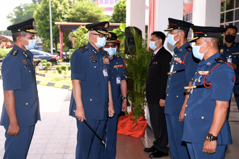 Fire and Rescue Dept director-general Datuk Seri Mohammad Hamdan Wahid speaking to officers after the Selangor JBPM Excellent Service Award 2020 ceremony in Shah Alam, May 3, 2021. u00e2u20acu201d Bernama pic 