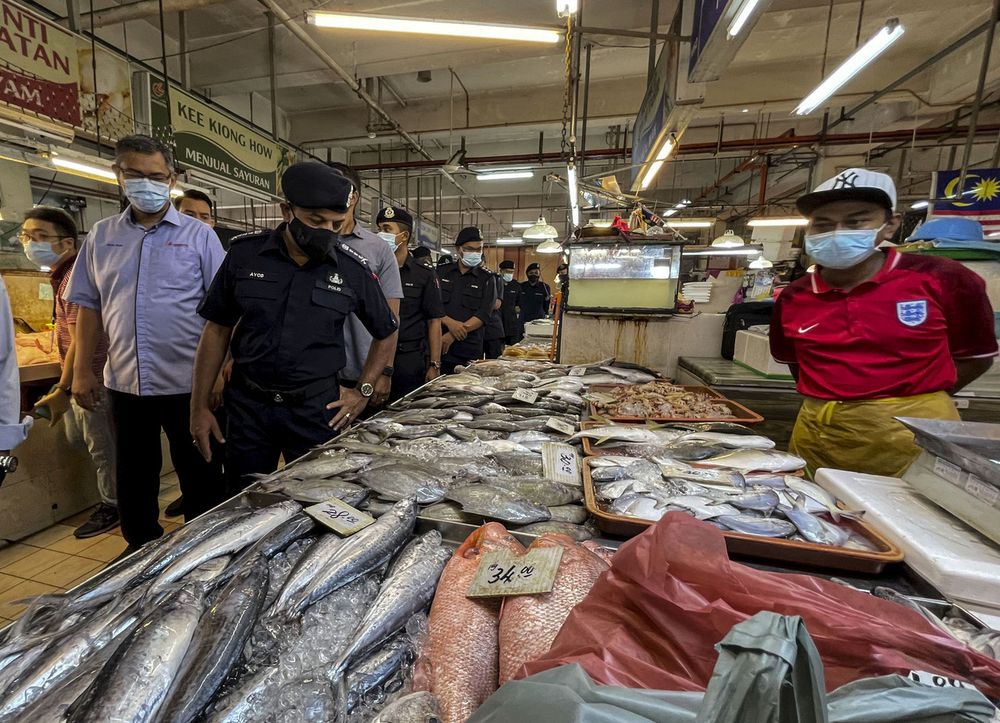 Johor Police Chief Datuk Ayob Khan Mydin Pitchay monitoring the compliance with standard operating procedures (SOP) at the Larkin Sentral Public Wet Market, Johor Baru, May 12, 2021. u00e2u20acu201d Bernama pic
