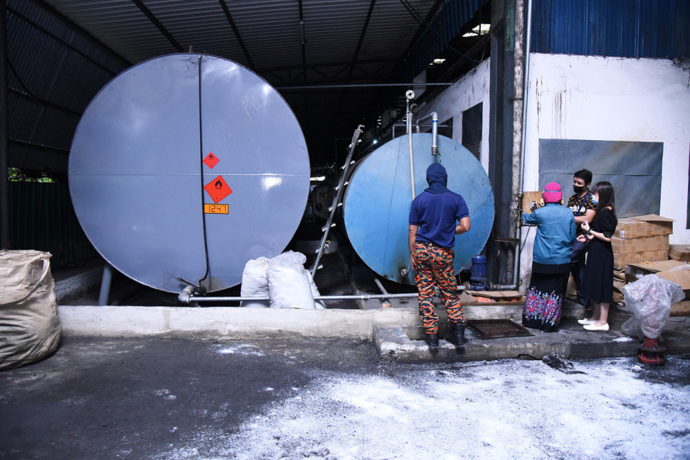 The Negri Sembilan DOE is conducting an investigation following a chemical spill from a plastics factory in Senawang that caused odor pollution to the surrounding residents, May 21, 2021. u00e2u20acu201d Bernama pic 