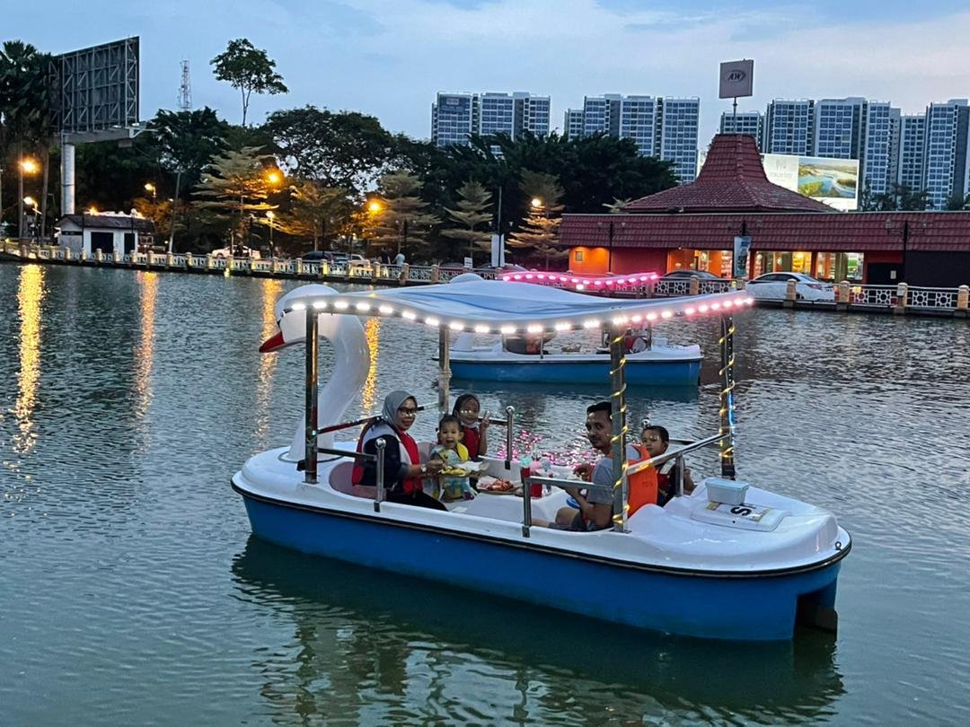 Visitors enjoying the view of the Seremban Lake Garden while having their meals with family members. u00e2u20acu201d Picture courtesy of Shamaruddin Saidin