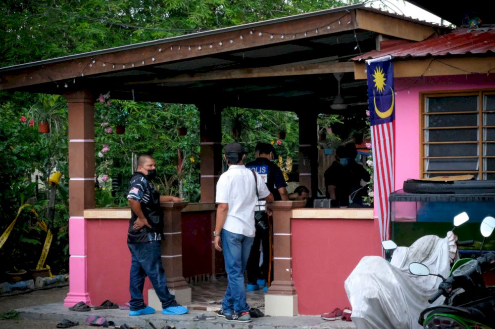 Members of the Police Forensic Unit conducting an investigation at the scene after a man was stabbed to death by his ex -brother -in -law on Aidilfitri morning in Kampung Berangan Enam, Jasin, Melaka, May 13, 2021. u00e2u20acu201d Bernama pic