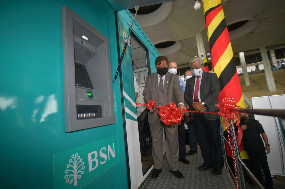 Sarawak Chief Minister Datuk Patinggi Abang Johari Tun Openg launching the mobile banking service in Petra Jaya, May 6, 2021. u00e2u20acu201d Bernama pic 