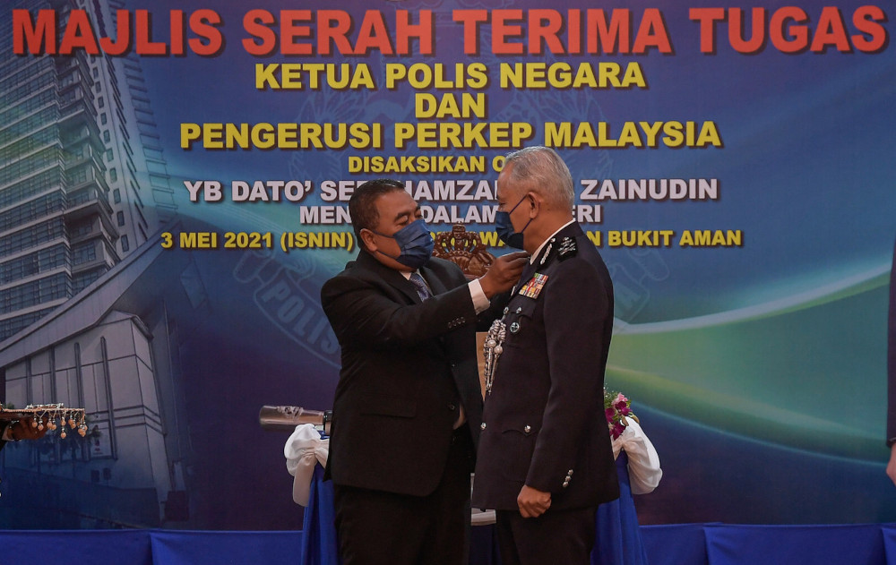 Deputy Home Minister Datuk Seri Ismail Mohamed Said conferring the rank of Inspector-General of Police to Datuk Seri Acryl Sani Abdullah Sani at the Bukit Aman Senior Officersu00e2u20acu2122 Mess in Kuala Lumpur, May 3, 2021. u00e2u20acu201d Bernama pic 