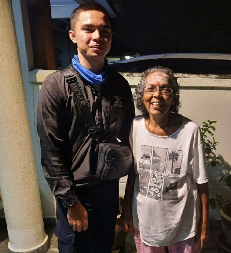 Muhammad Azrul (left) in tears after given the RM100 u00e2u20acu02dcangpaou00e2u20acu2122. u00e2u20acu2022 Picture via Linkedin/VijayaKasinathan