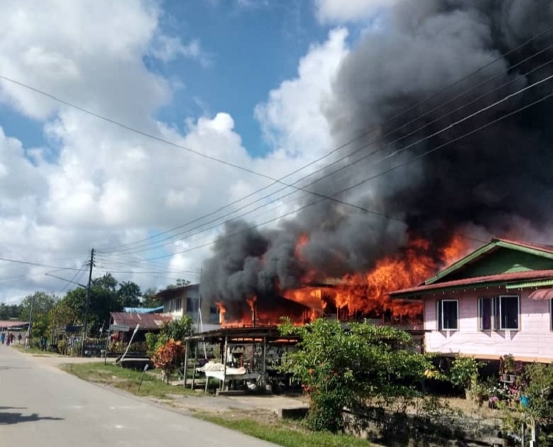 The fire at its height in Kampung Lintang, Balingian, this morning, May 12, 2021. u00e2u20acu201d Picture courtesy of the Mukah Bomba station