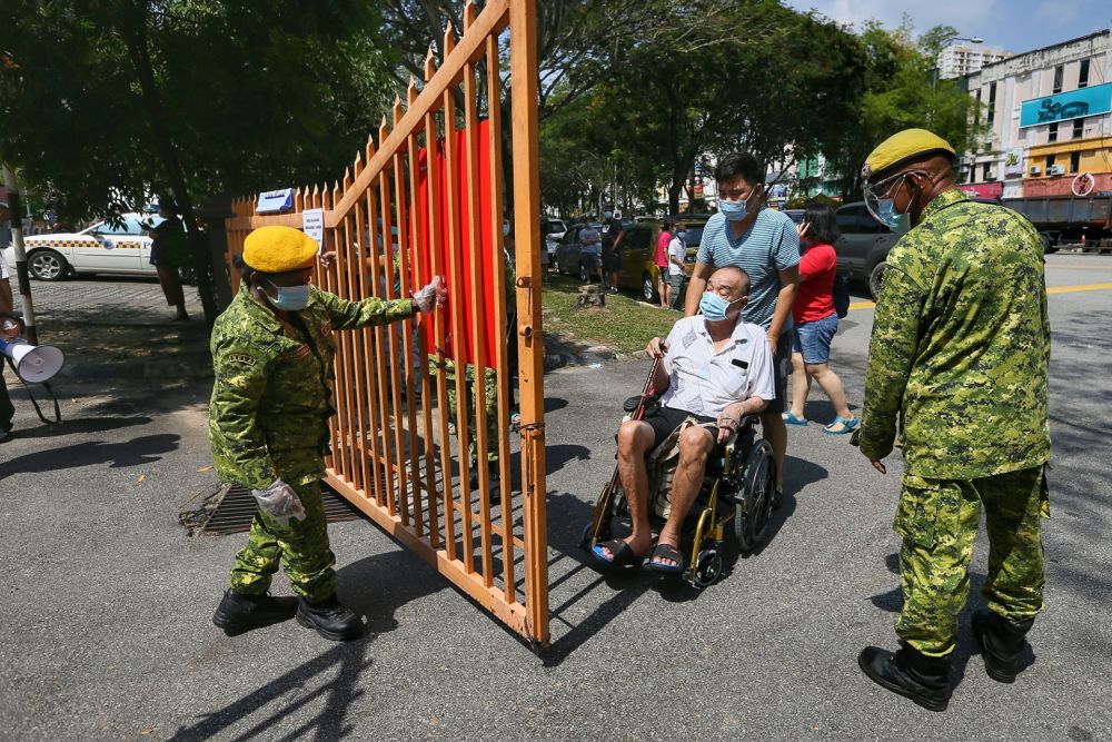 A senior citizen arrives at the Bandar Sri Menjalara community hall to receive his Covid-19 jab in Kuala Lumpur May 25, 2021. ― Picture by Ahmad Zamzahuri