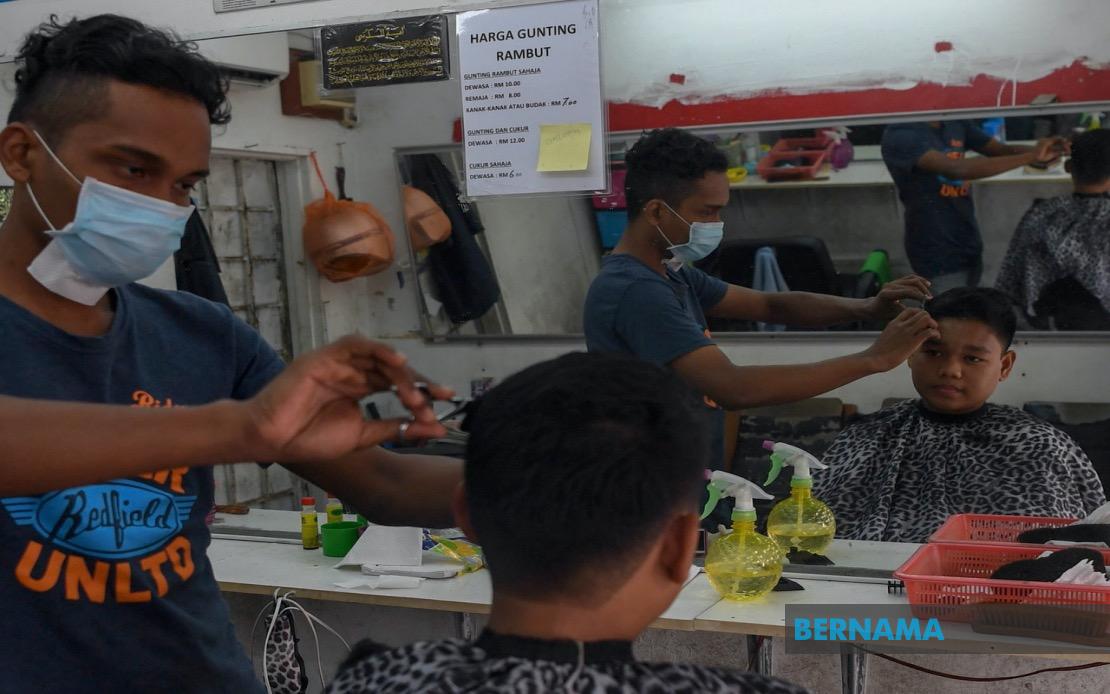 Acting SDDMC chairman Wong Hee Sieng says barbers and hair salon operators in Sibu are still not allowed to operate. u00e2u20acu2022 Borneo Post pic
