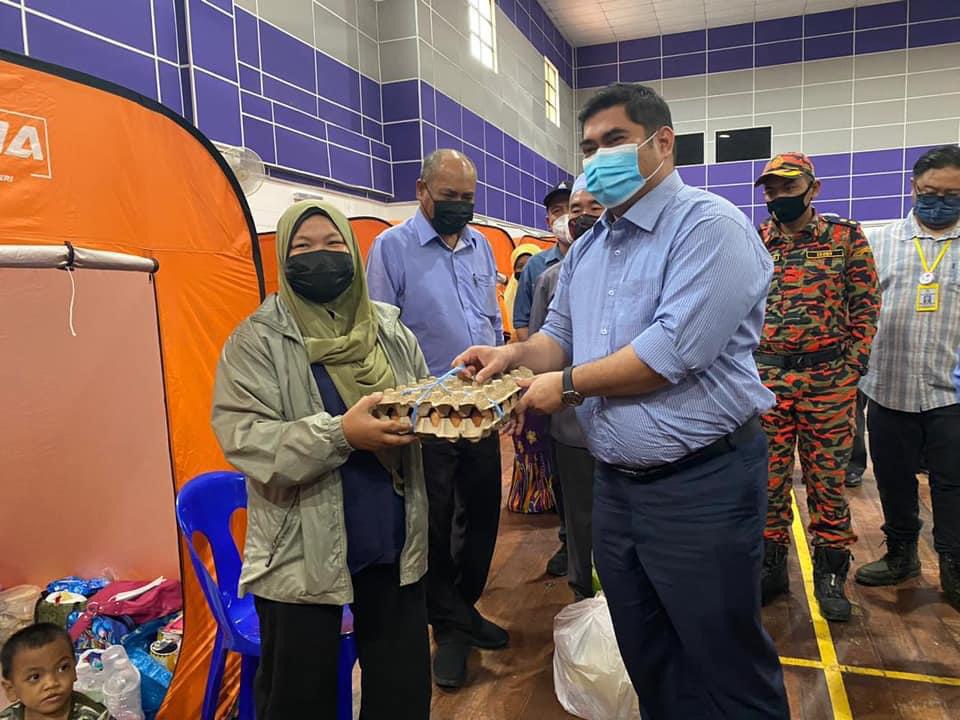 Shahelmey visiting the flood victims at the Dewan Dun Banir temporary relocation centre. u00e2u20acu2022 Borneo Post pic
