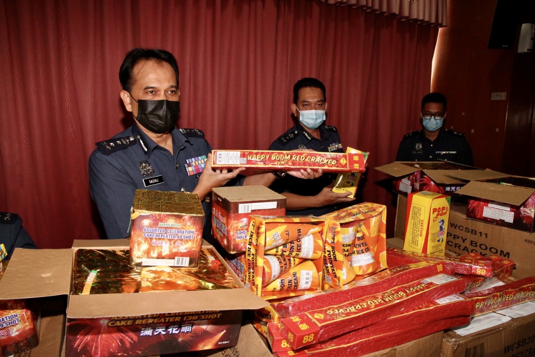 Johor Customs Department director Sazali Mohamad (far left) with the seized fireworks and firecrackers at Menara Kastam in Johor Baru May 20, 2021. u00e2u20acu201d Picture by Ben Tannn