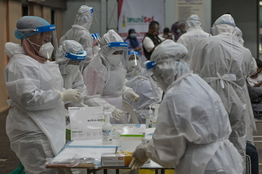 Health officers at a public community Covid-19 screening by Selcare in Hulu Kelang, May 18, 2021. u00e2u20acu201d Picture by Miera Zulyana