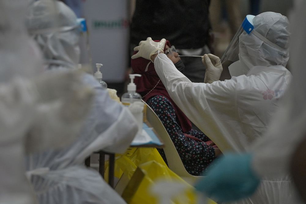 People get tested for Covid-19 at a public community screening by Selcare in Hulu Kelang, May 18, 2021. u00e2u20acu201d Picture by Miera Zulyana