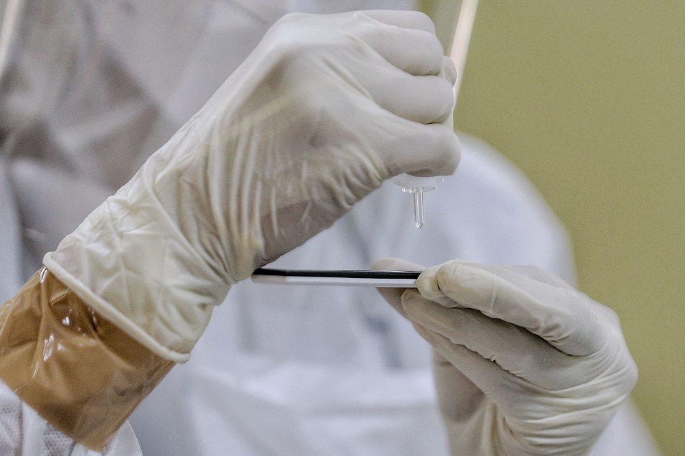 A health worker conducts a Covid-19 swab test at Dewan Seri Siantan in Gombak May 19, 2021. u00e2u20acu2022 Picture by Ahmad Zamzahuri