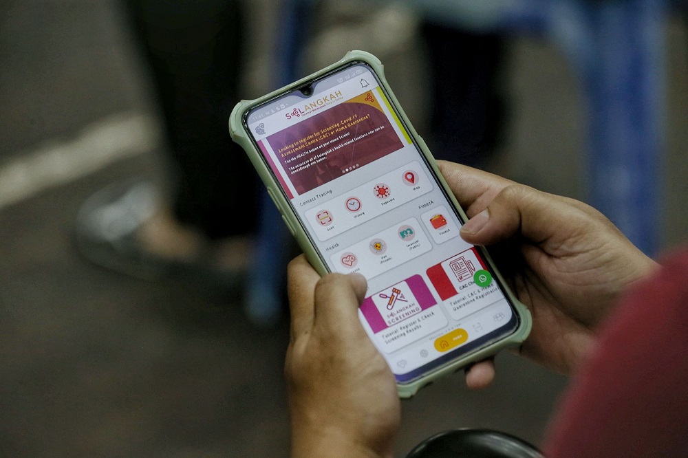 People use the SElangkah app at Dewan Seri Siantan in Gombak May 19, 2021. u00e2u20acu2022 Picture by Ahmad Zamzahuri