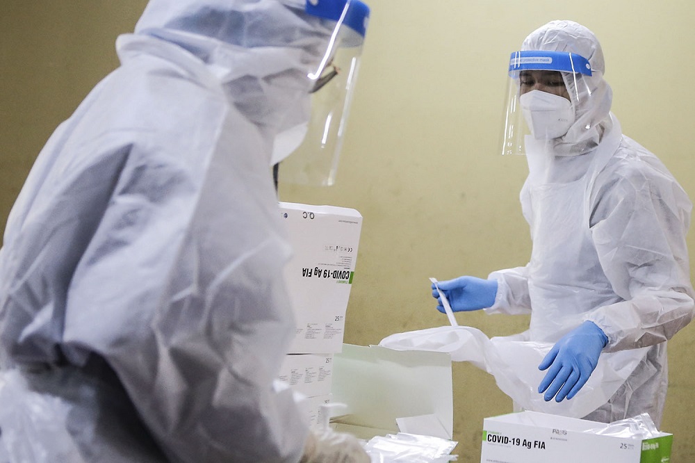 Health workers conduct a Covid-19 swab test at Dewan Seri Siantan in Selayang May 19, 2020. u00e2u20acu201d Picture by Hari Anggara