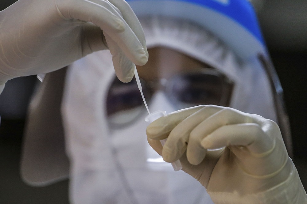 A health worker conducts a Covid-19 swab test at Dewan Seri Siantan in Selayang May 19, 2020. u00e2u20acu201d Picture by Hari Anggara