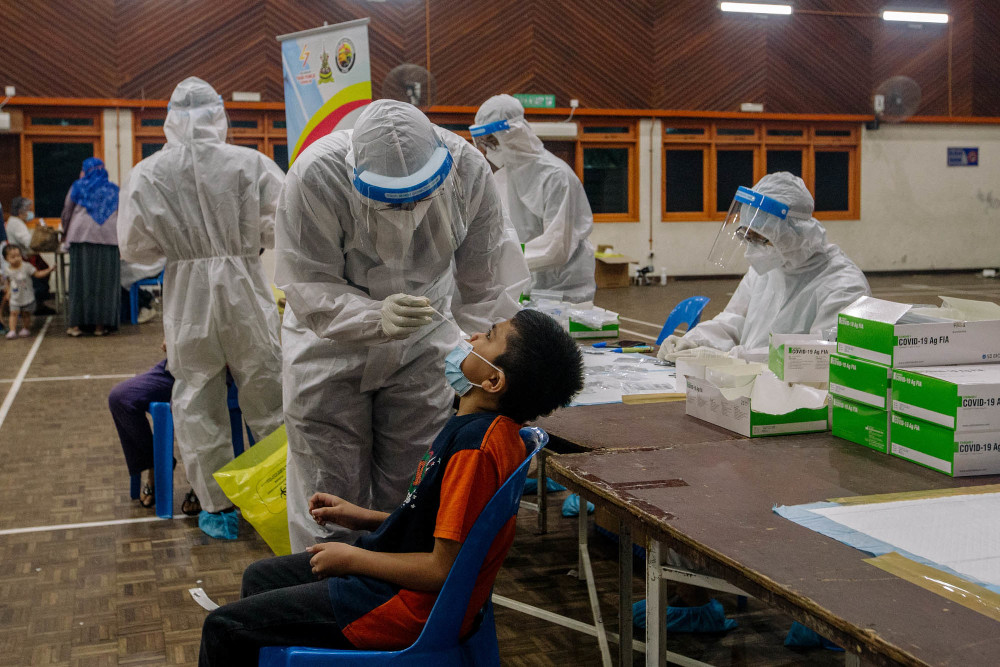 Healthcare workers in protective suits are seen conducting Covid-19 testing in Ampang May 18, 2021. u00e2u20acu201d Picture by Firdaus Latif