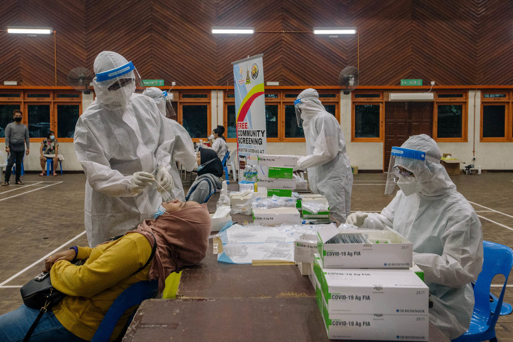 Healthcare workers in protective suits are seen conducting Covid-19 testing in Ampang May 18, 2021. u00e2u20acu201d Picture by Firdaus Latif