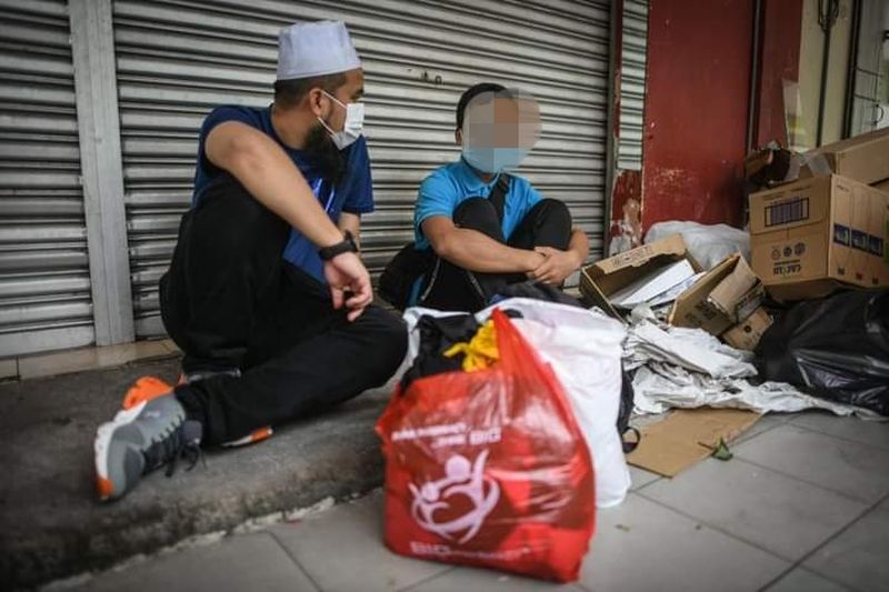 Popular preacher Ebit Lew helps out a 12-year-old homeless orphan who had lost his parents to Covid-19. u00e2u20acu201d Picture via Facebook
