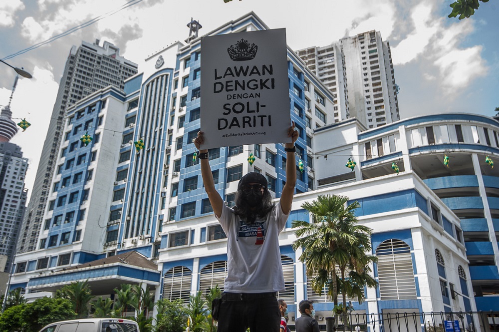 Fahmi Reza holds a placard outside the Dang Wangi district police headquarters in a show of solidarity with Lembah Pantai MP Ahmad Fahmi Mohamed Fadzil. u00e2u20acu2022 Picture by Shafwan Zaidon