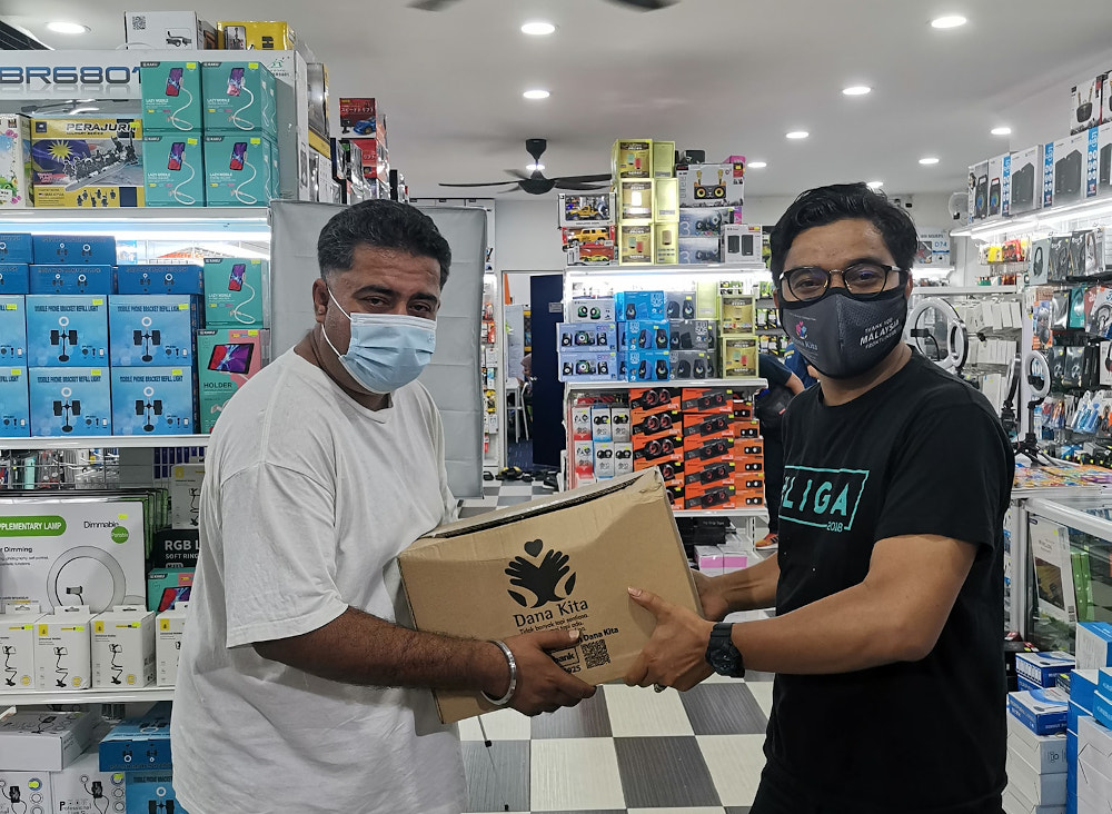 A gadget store owner in Gombak helps out desperate father by allowing him to pay instalments for new phone based on his affordability. u00e2u20acu201d Photo courtesy of Facebook/Mohd Fadli Salleh