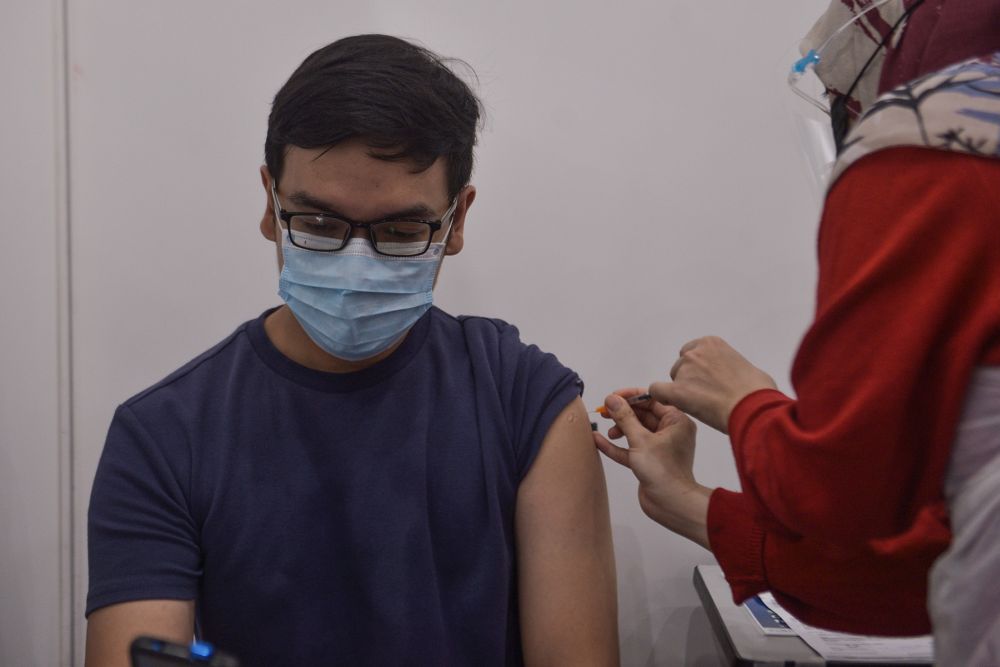 A health worker administers a dose of the AstraZeneca Covid-19 vaccine at the IDCC Ideal Convention Centre Shah Alam May 31, 2021. — Picture by Miera Zulyana