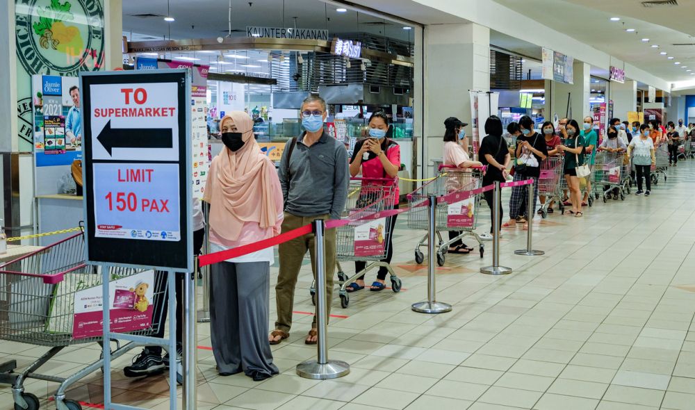 Members of the public queue up to shop for groceries at a local supermarket in Ipoh May 21, 2021 ahead of the EMCO within four Perak mukim. u00e2u20acu201d Bernama pic