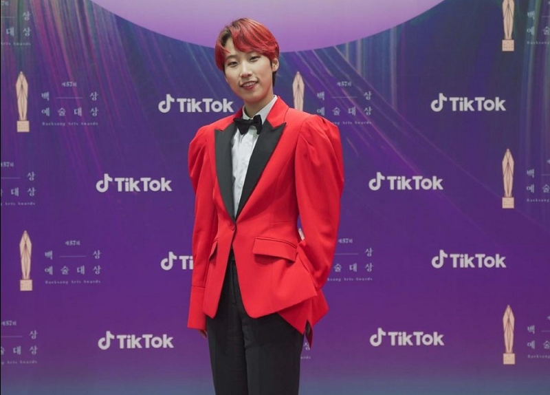 An online petition had been started against Korean YouTube personality and well-known feminist Jaejae over the way she ate a piece of chocolate on the Baeksang Arts Awards red carpet while posing for photographs. u00e2u20acu2022 Picture via Instagram/ happy_jae_jae