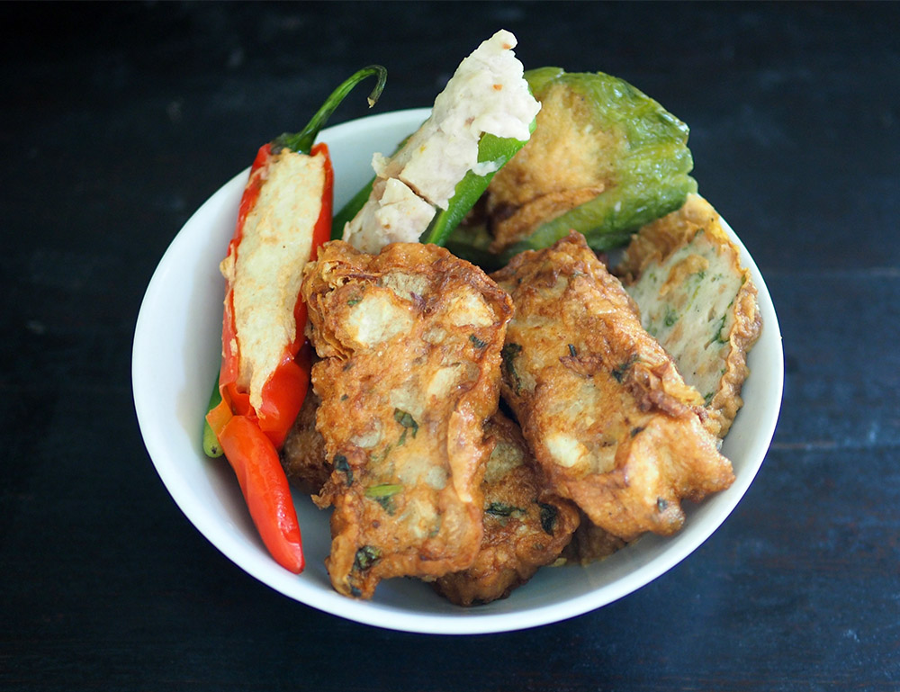 Walk towards the 'lai fun' stall to pick up your favourite fried goodies like the 'sar kok liew' or yam bean fritters unique to Ipoh.