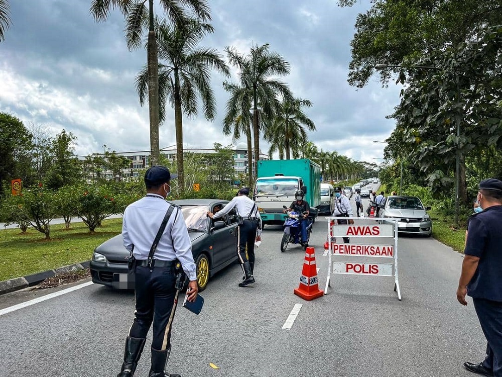The police are seen inspecting vehicles at a roadblock in Kuching. u00e2u20acu201d Borneo Post Online pic photo