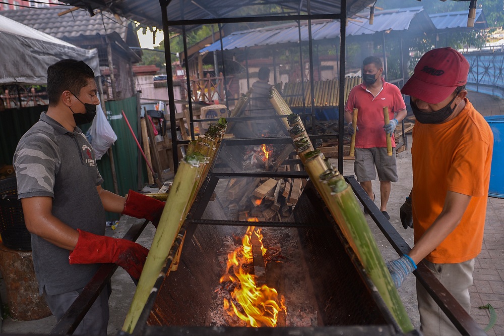 Workers from Memang Lemang Bulatan Puchong Permai prepare ‘lemang’ ahead Hari Raya Aidilfitri in Puchong, Selangor on May 12, 2021. ― Picture by Miera Zulyana