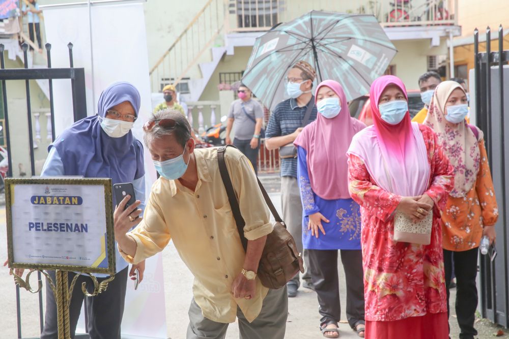 Members of the public queue for Covid-19 swab test at the MBPJ community hall in Taman Medan, Petaling Jaya May 24, 2021. u00e2u20acu201d Picture by Choo Choy May