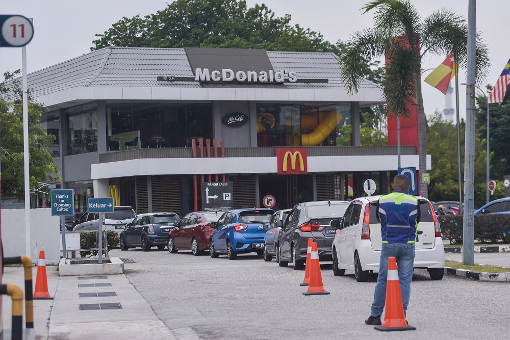 Cars at the drive-thru at McDonald’s outlet in Seksyen 3, Shah Alam May 26, 2021. — Picture by Miera Zulyana