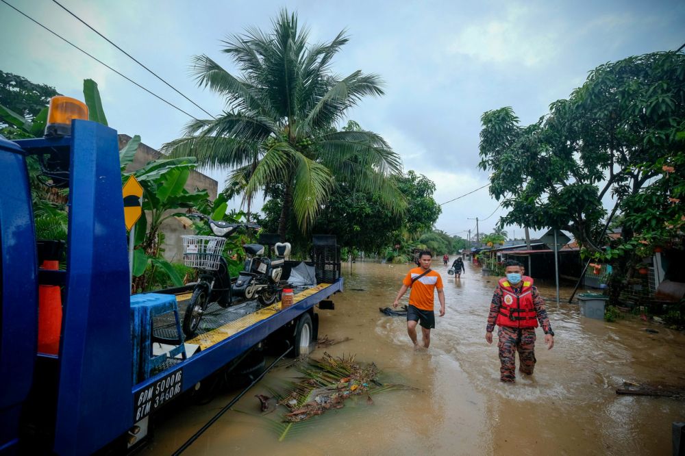 Fire and Rescue personnel patrol flooded areas in Taman Rambai Indah, Bukit Rambai May 17, 2021. u00e2u20acu201d Bernama picnn