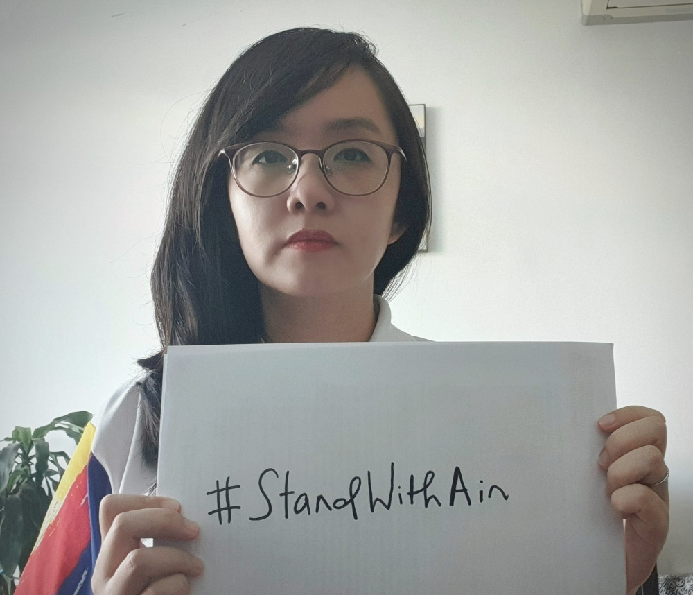 Subang Jaya assemblyman Michelle Ng poses with a u00e2u20acu02dc#StandWithAinu00e2u20acu2122 placard May 9, 2021. u00e2u20acu201d Picture via Twitter/Michelle Ng 